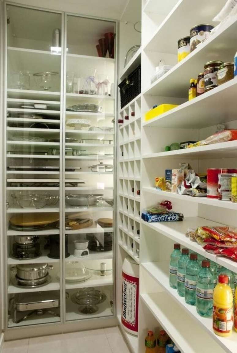 40. A despensa de cozinha podem auxiliar na organização de alimentos e utensílios de cozinha. Fonte: Pinterest