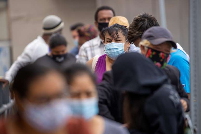 Clientes esperam em fila de loja para comprar comida em mercado de Los Angeles
05/08/2020
REUTERS/Mike Blake