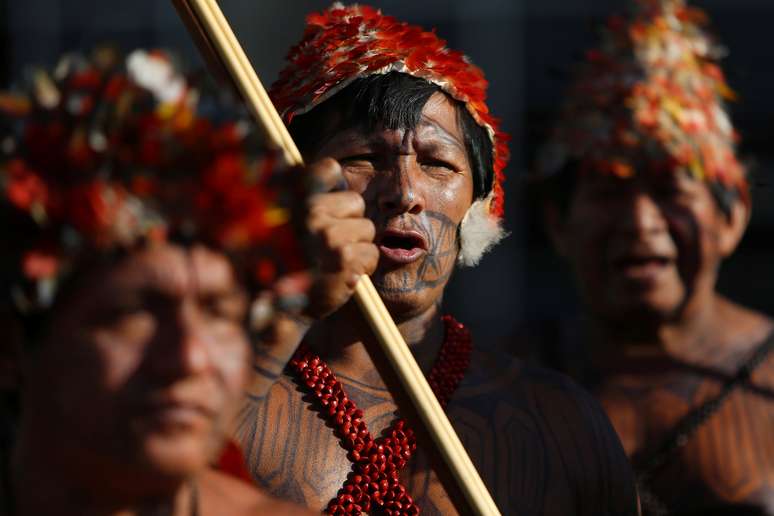 Indígenas da etnia munduruku durante manifestação em Brasília
29/11/2016
REUTERS/Adriano Machado