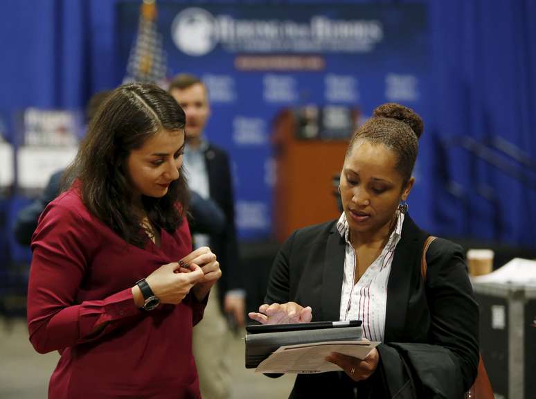 Trabalhador à procura de emprego tem seu currículo avalido em Washington   REUTERS/Gary Cameron