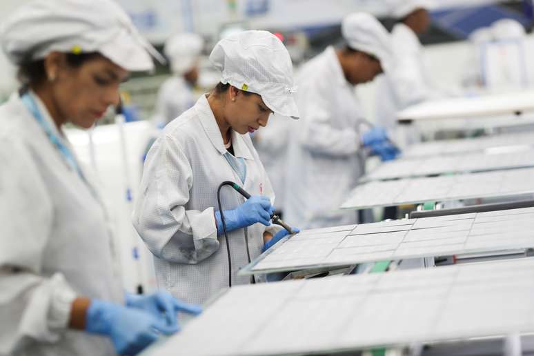Funcionários trabalham em fábrica de paineis de energia solar em Campinas
13/02/2020 REUTERS/Amanda Perobelli