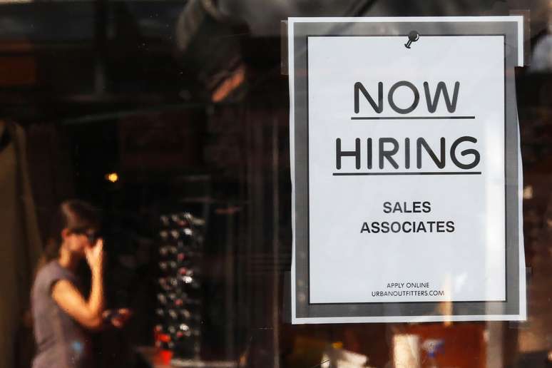 Aviso de contratação em loja da Urban Outfitters em Boston .  REUTERS/Brian Snyder