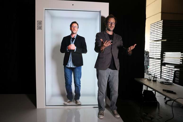 David Nussbaum, presidente-executivo da PORTL, ao lado de uma máquina com seu próprio holograma 
07/08/2020
REUTERS/Lucy Nicholson