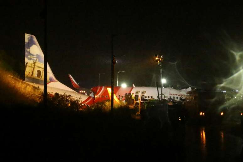 Equipes de resgate trabalham após acidente em aeroporto de Calicute, na Índia
07/08/2020
REUTERS/Stringer 