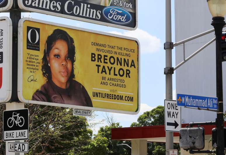 Outdoor financiado por Oprah Winfrey com foto de Breonna Taylor em Louisville
07/08/2020
REUTERS/John Sommers II