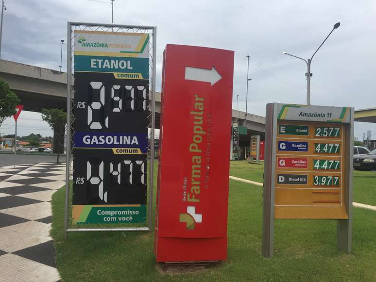 Placas com preços de combustíveis em posto em Cuiabá (MT) 
02/10/2019
REUTERS/Marcelo Teixeira