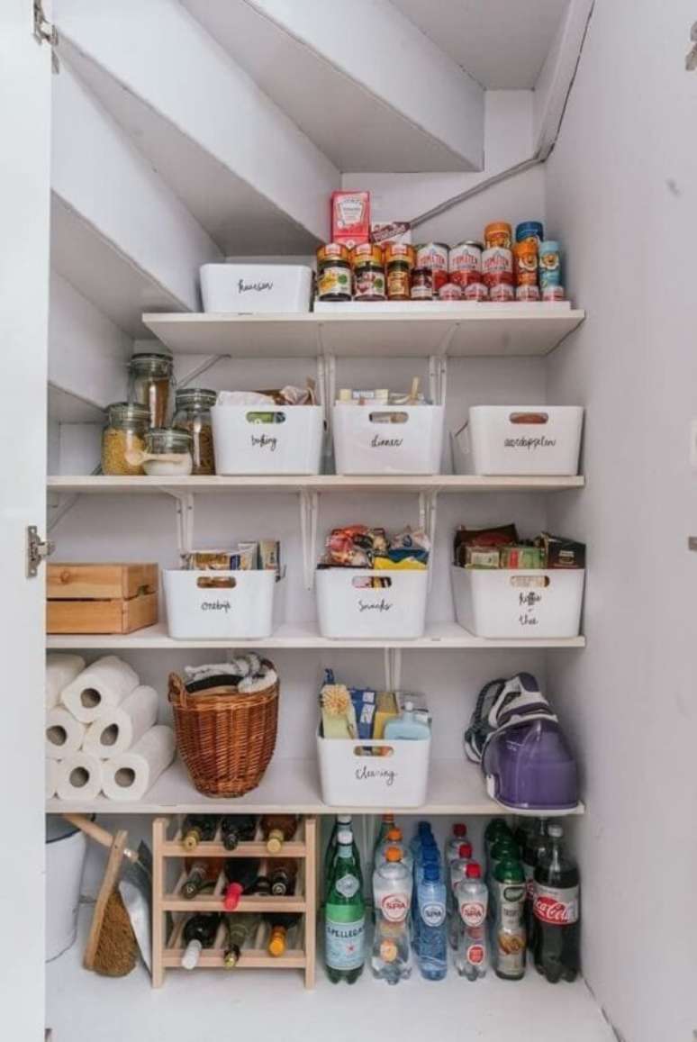 34. Os cestos organizadores na cozinha com despensa e área de serviço fazem toda a diferença. Fonte: Pinterest