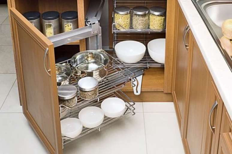 35. Armário com acabamento criativo usado como despensa de cozinha pequena. Fonte Pinterest