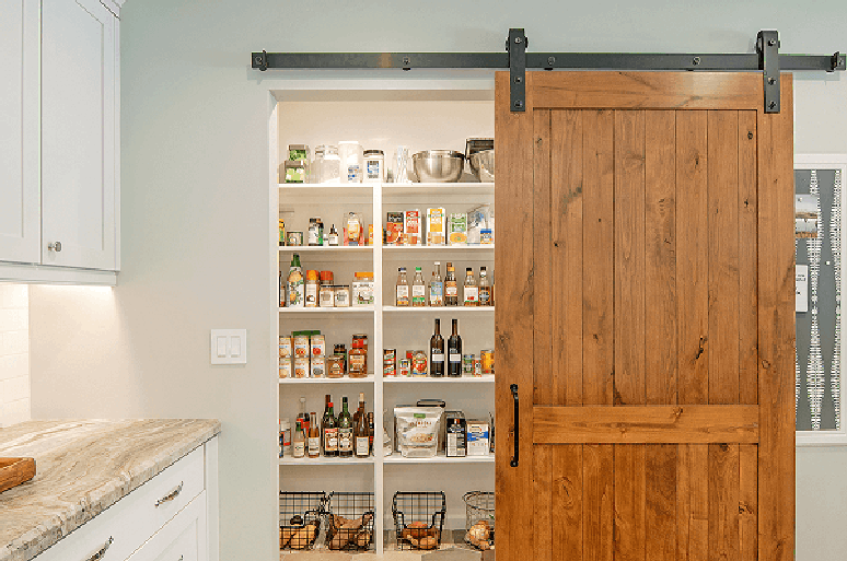 20. A porta para despensa de cozinha otimiza o espaço do ambiente. Fonte: Jackson Design