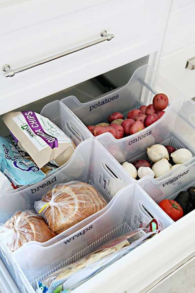 30. Utilize colmeias dentro do armário para despensa de cozinha para facilitar a organização dos alimentos. Fonte: Pinterest
