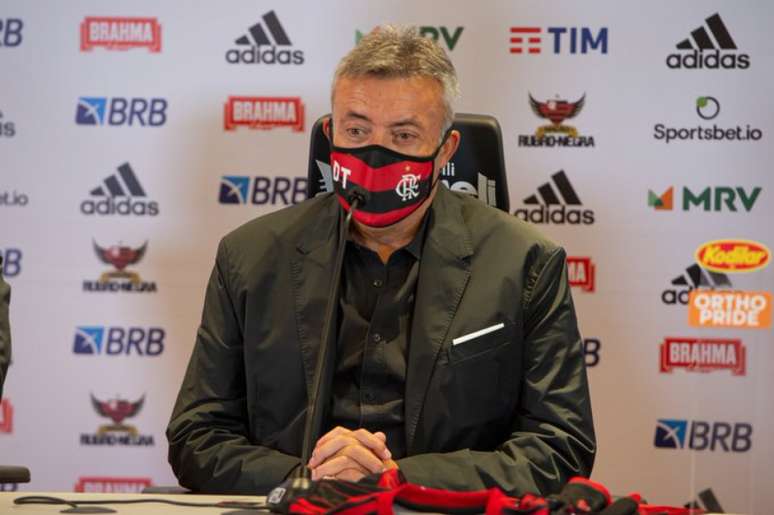 Domènec Torrent está regularizado e poderá estrear no comando do Flamengo (Foto: Alexandre Vidal/CRF)