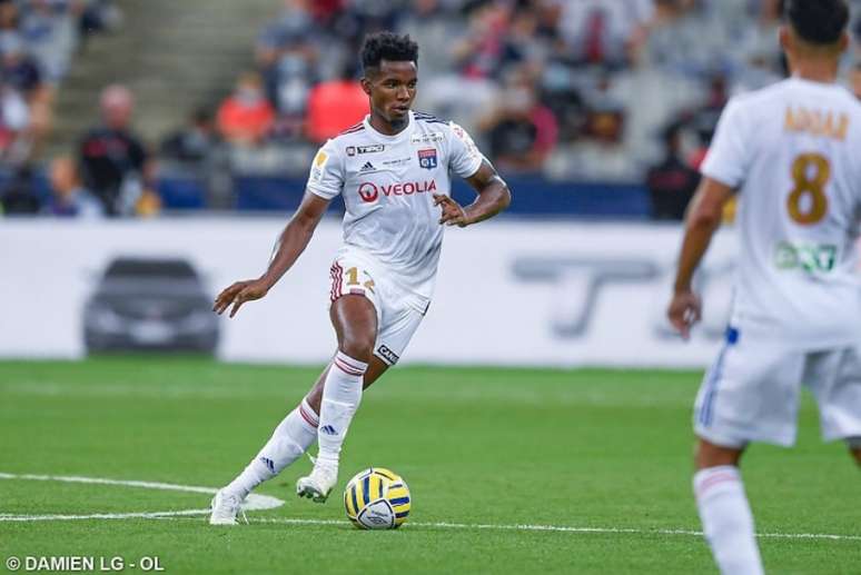 Thiago Mendes em ação pelo Lyon diante do PSG, na final da Copa da Liga Francesa (Foto: Divulgação/Lyon)