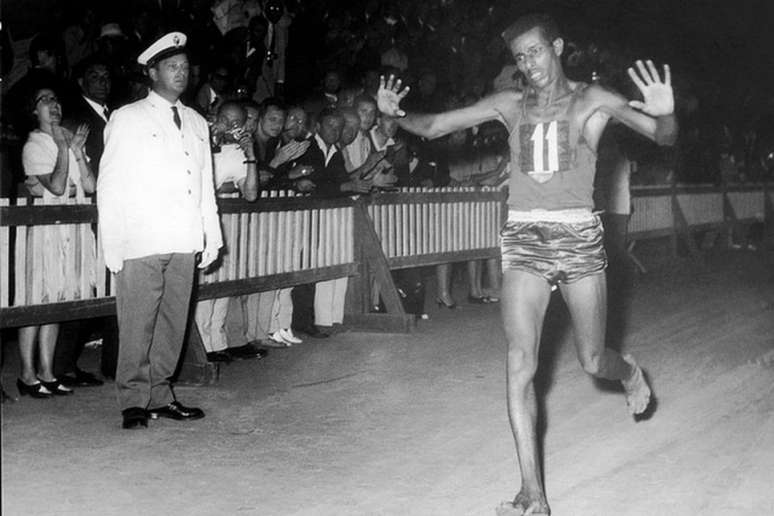 Correndo descalço, Abebe Bikila venceu a maratona das Olimpíadas de Roma-1960