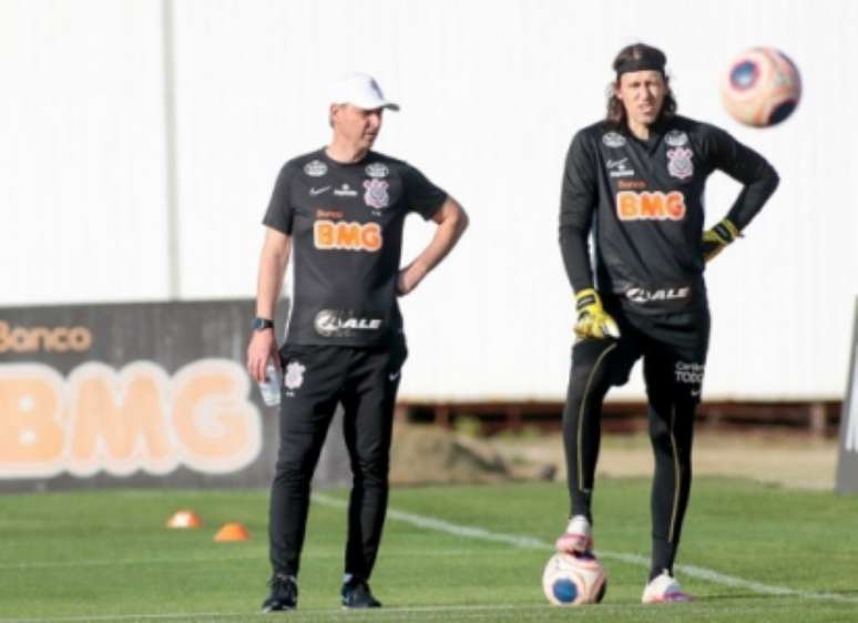 Tiago Nunes e Cássio no treino (Foto: Rodrigo Coca/Ag. Corinthians)