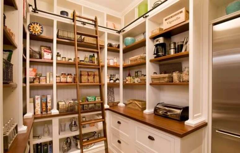 29. Utilize escadas para alcançar as prateleiras na cozinha com despensa e área de serviço. Fonte: Pinterest