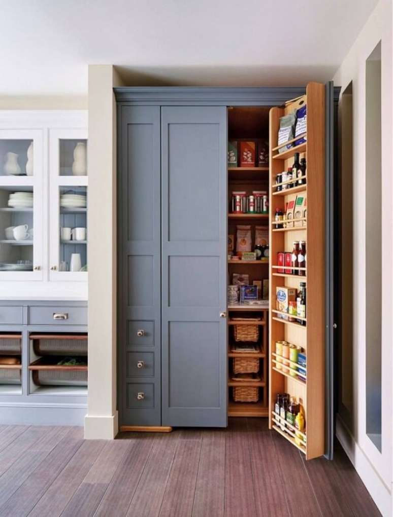 31. A porta para despensa de cozinha também conta com compartimentos para guardar alimentos e garrafas. Fonte: Trendir