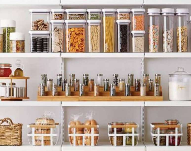 26. Invista em potes herméticos de qualidade para conservar os alimentos dentro da despensa de cozinha. Fonte: Pinterest