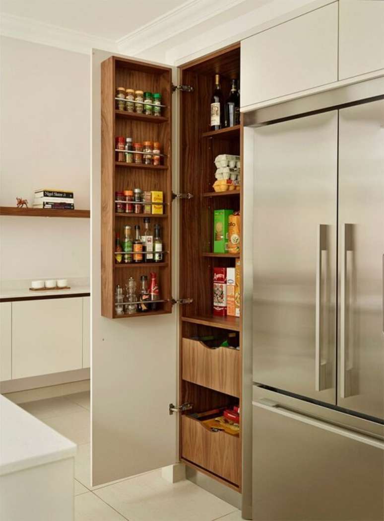 42. A despensa de cozinha discreta foi instalada ao lado da geladeira. Fonte: Pinterest