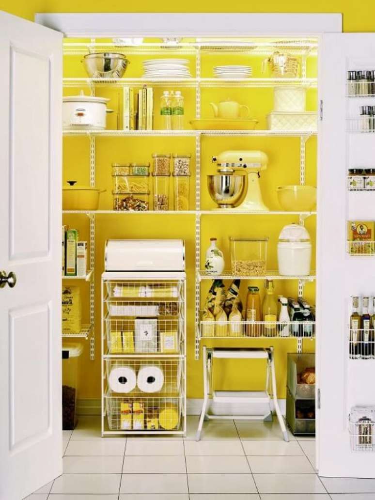 15. O tom amarelo da parede traz alegria para a despensa da cozinha. Fonte: Pinterest