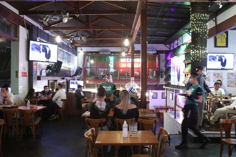 Movimentação no O Pasquim Bar e Prosa, na Rua Aspicuelta, no bairro da Vila Madalena, na zona oeste de São Paulo