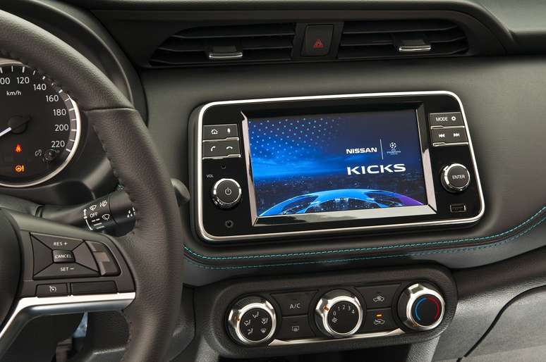 Conectividade Apple CarPlay e Android Auto, rádio AM/FM, entrada auxiliar para MP3, conector USB e bluetooth.
