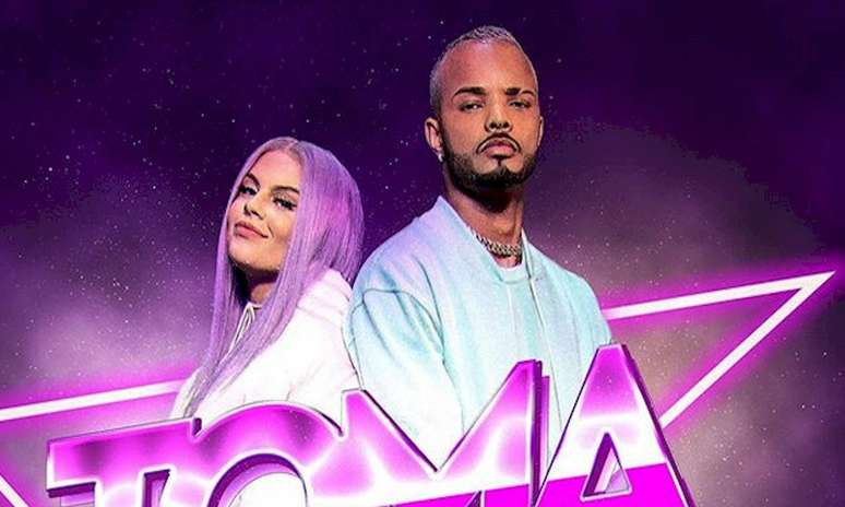 Oito ervas diferentes em vidros com &aacute;gua