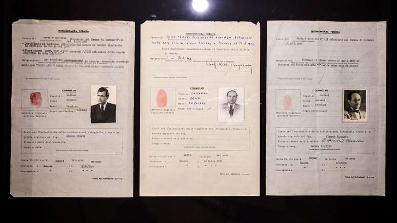Passaportes da Cruz Vermelha, com nomes falsos, usados ​​por Josef Mengele, Klaus Barbie e Adolf Eichmann.