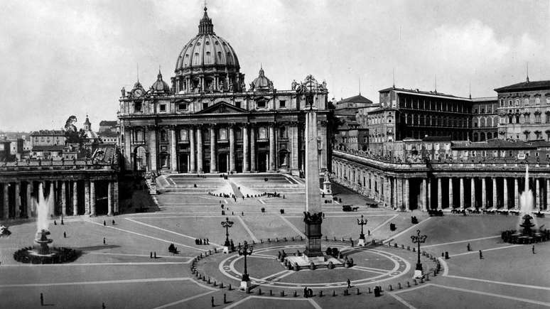 Muitos fugitivos nazistas obtiveram documentação falsa com ajuda do Vaticano, embora não se saiba quanto a Igreja Católica estava ciente disso.
