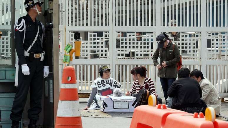 Son Myeong-hwa protestou por mais de um ano pelo reconhecimento do status de seu pai