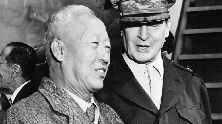 Presidente sul-coreano Syngman Rhee libertou unilateralmente soldados norte-coreanos