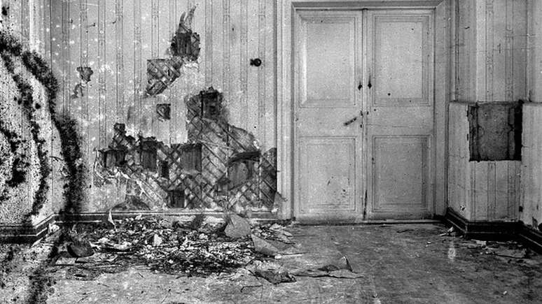 Bolcheviques dispararam contra os Romanov no sótão da casa em que a família estava escondida