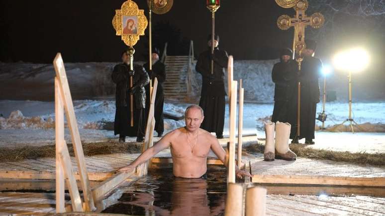 Putin retomou a tradição czarista de tomar banho em um lago gelado no 'dia da epifania'