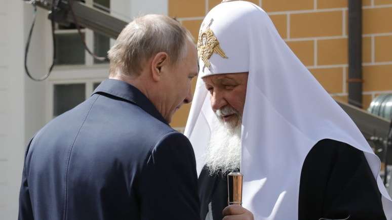 Sob Putin, Estado e Igreja têm se reaproximado, mas poderes ainda têm posicionamentos diferentes sobre o destino dos restos mortais reais