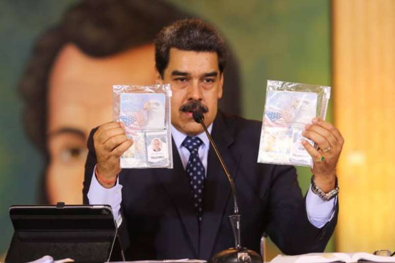 Maduro exibe passaportes de americanos presos por suposta tentativa de assassin&aacute;-lo