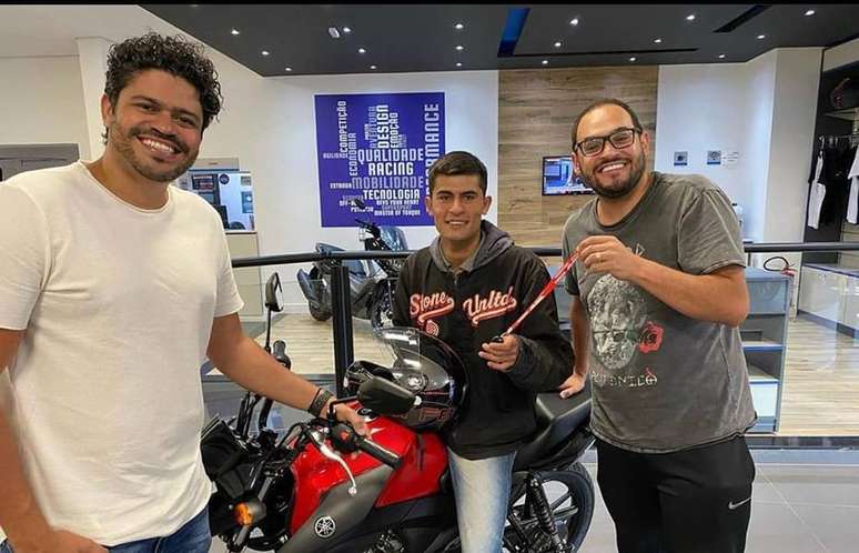 Douglas Nascimento, o motoboy Matheus Pires e o humorista Matheus Cear&aacute;