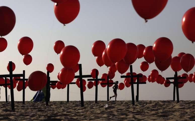 Cruzes e balões vermelhos homenageiam os mais de 100 mil mortos pela Covid-19 no Brasil
08/08/2020
REUTERS/Ricardo Moraes