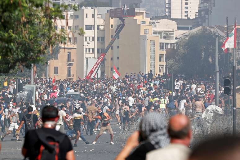 Manifestantes protestam contra governo e tentam chegar ao Parlamento do L&iacute;bano, em Beirute