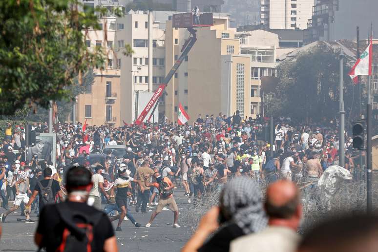 Manifestantes protestam contra governo e tentam chegar ao Parlamento do Líbano, em Beirute