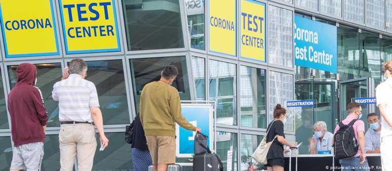 Viajantes fazem fila para o teste obrigatório no aeroporto de Munique