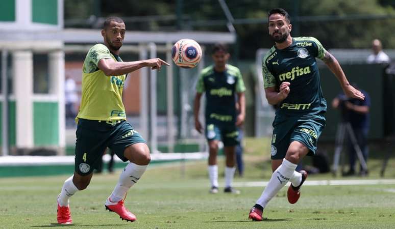 Os zagueiros Vitor Hugo e Luan durante treino na Academia de Futebol (Agência Palmeiras/Divulgação)