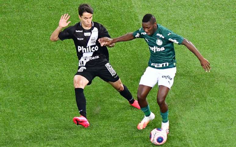 Patrick de Paula domina a bola no gramado sintético, em jogo contra a Ponte (EDUARDO CARMIM/Photo Premium)