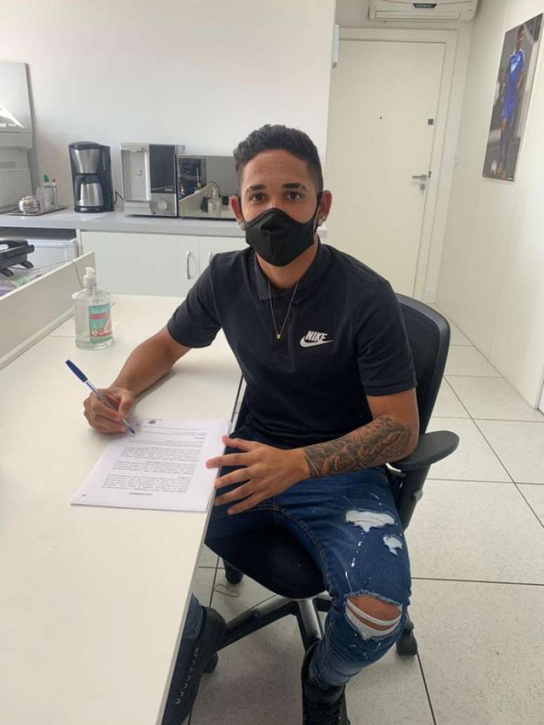 Jhonata Robert assinou contrato de empréstimo com o Famalicão (Divulgação)