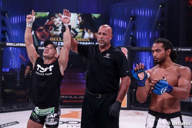 Michael Chandler atropelou Ben Henderson na luta principal do Bellator 243 (Foto: Bellator MMA)