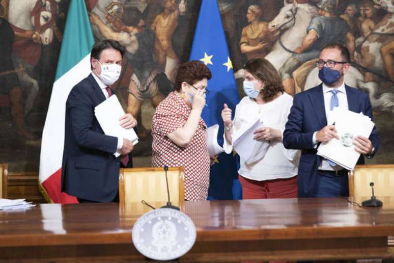 Premiê Giuseppe Conte apresenta decreto com medidas de combate à pandemia de coronavírus