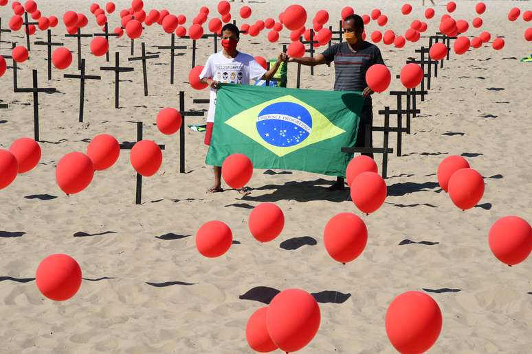  A ONG Rio de Paz realiza um ato simbólico em memória dos 100 mil mortos por coronavírus neste sábado