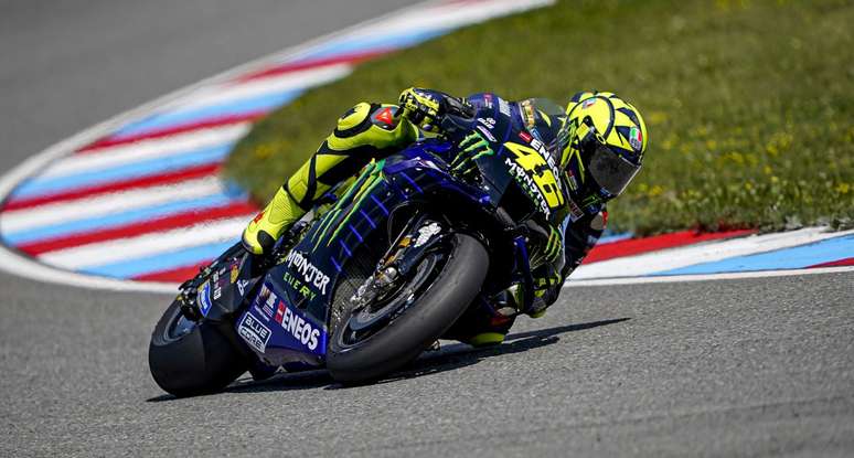 Valentino Rossi tem ritmo, mas vai sair atr&aacute;s 