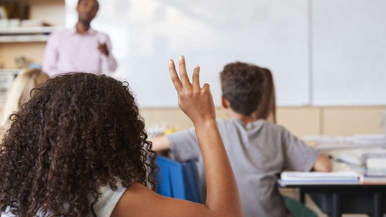 Brasil ainda se mantém distante das metas de manter jovens na escola e nas séries corretas para suas idades