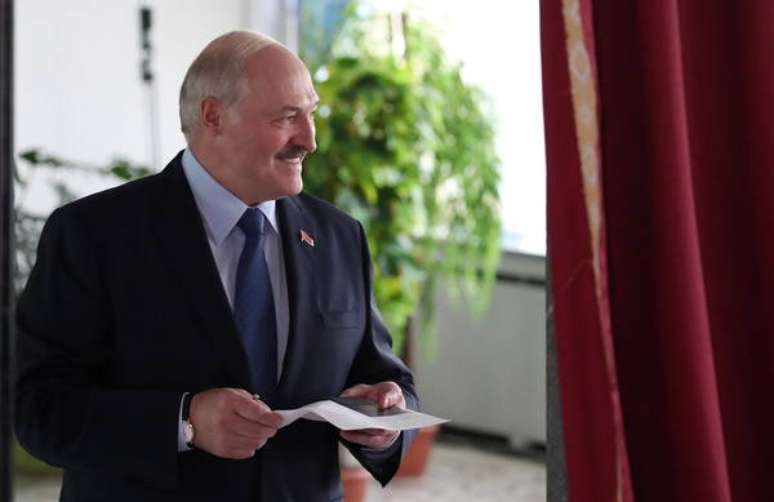 Aleksandr Lukashenko deposita voto em colégio eleitoral em Minsk