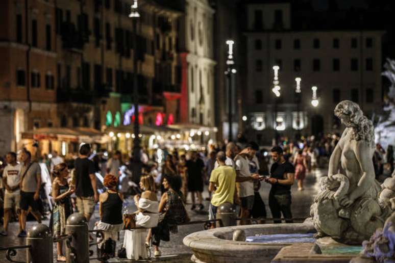 Movimentação noturna na Piazza Navona, em Roma