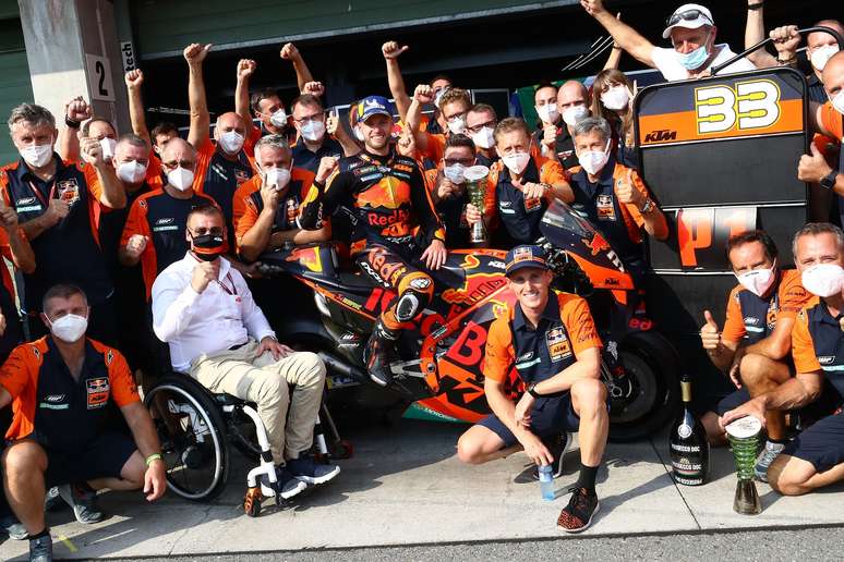 Brad Binder comemora vitória com a equipe 